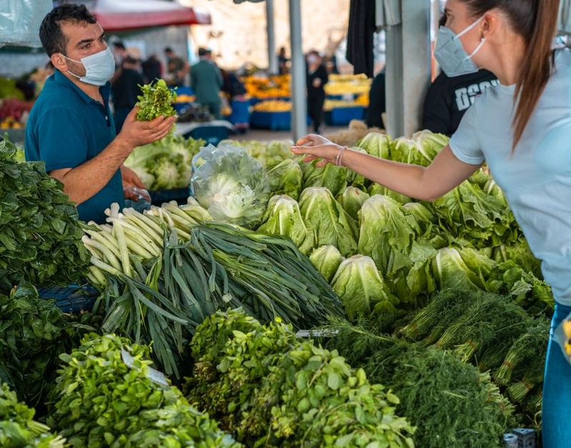 Eating Seasonally in the UK Through the Year Eating Seasonally in the UK Through the Year