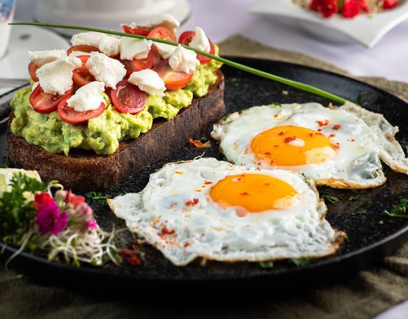 How to Build a Balanced Breakfast Plate